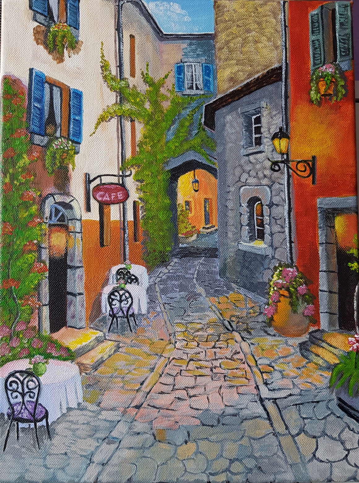 Kleine Gasse mit Straßencafe